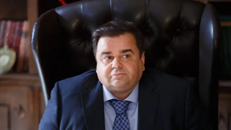 Сергей Рост в сериале «Лондонград. Знай наших!». Фото: Спутник Восток Продакшн/СТС/kinopoisk.ru