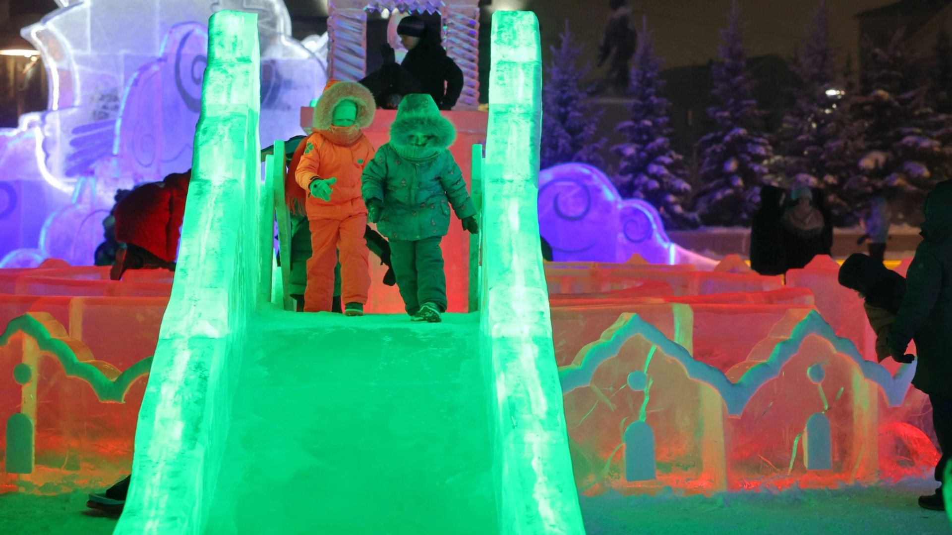 Власти Ноябрьска ищут операторов для ледовых горок на улице Ленина