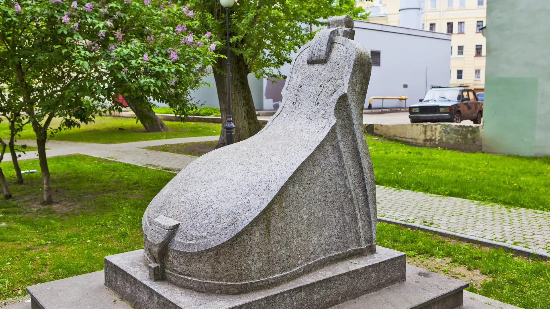 Трон композитора/Кресло для скрипки — символ музыкальной паузы: скульптура в сквере Андрея Петрова в Санкт-Петербурге. Фото: Sergei Afanasev/Shutterstock/Fotodom