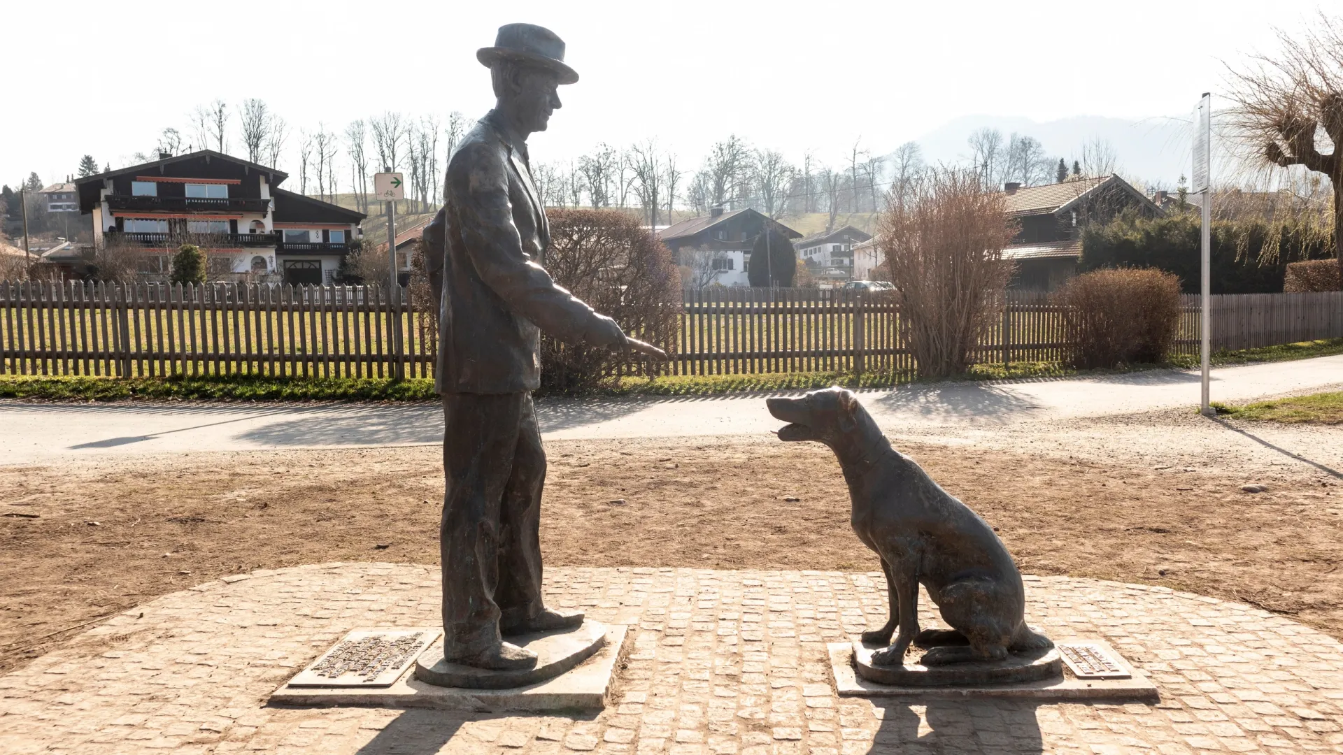 Томас Манн и его собака. Скульптурная композиция у озера Тегернзее, Бавария. Фото: kb-photodesign/Shutterstock/Fotodom