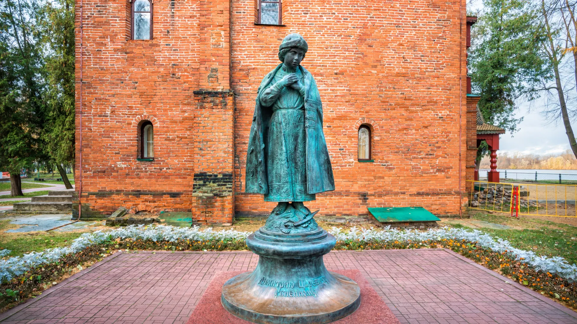 Памятник царевичу Дмитрию в Угличе работы скульптора Александра Рукавишникова. Установлен между княжескими палатами и церковью Димитрия на Крови в 2015 году. Фото: Baturina Yuliya/Shutterstock/Fotodom