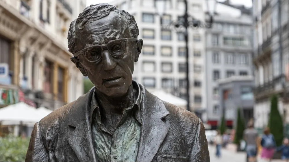 Памятник Вуди Аллену скульптора Висенте Сантаруа. Овьедо, Испания. Фото: Roman Belogorodov/Shutterstock/Fotodom