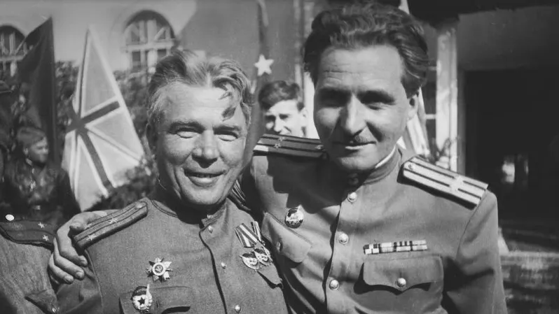 Боевые товарищи. Константин Симонов (справа) и неизвестный. 26 апреля 1945. Фото: Анатолий Егоров/МАММ/МДФ/russiainphoto.ru