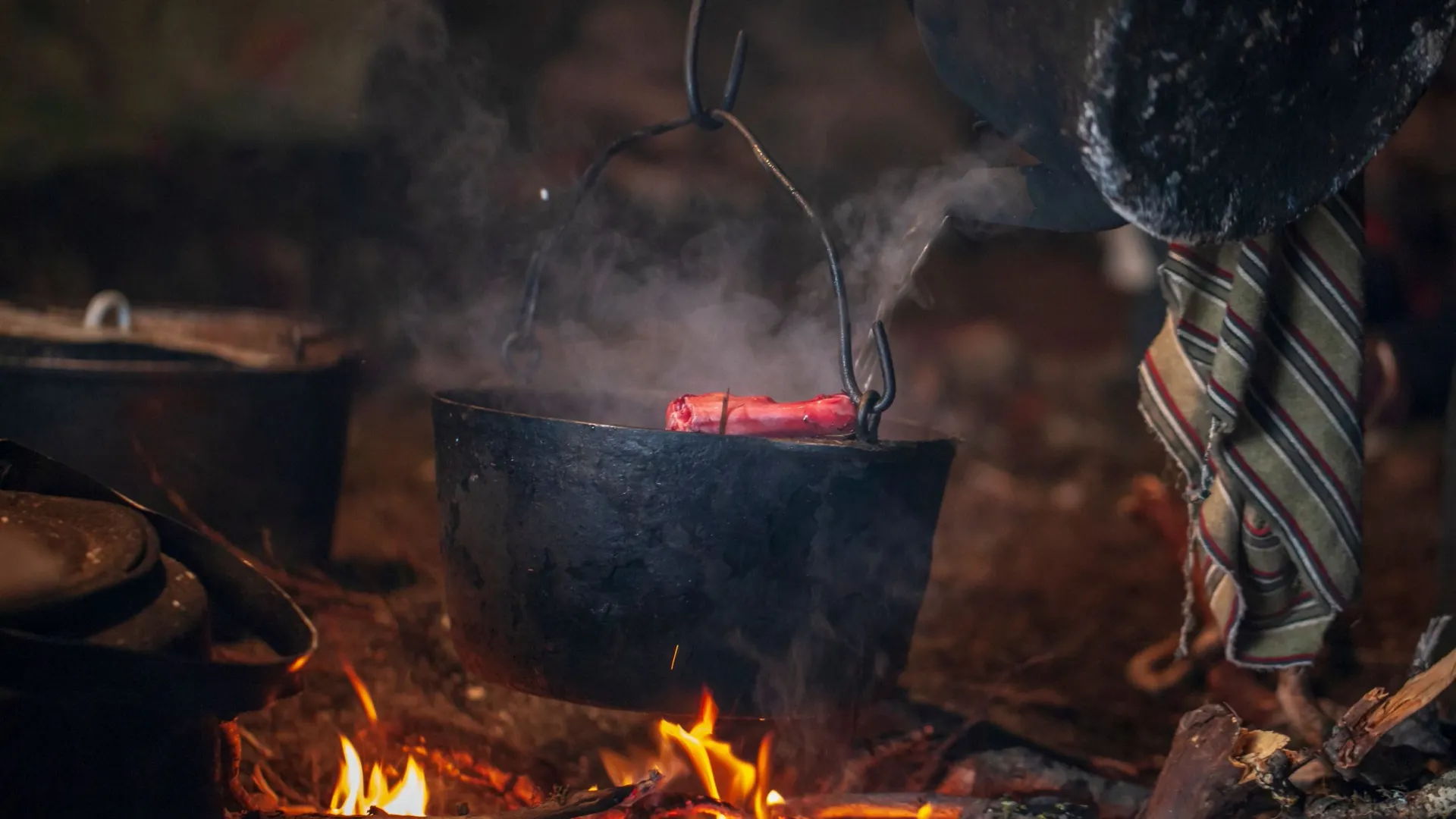 Котелок — один из главных предметов домашней утвари в чуме. Фото: evgenii mitroshin / Shutterstock / Fotodom