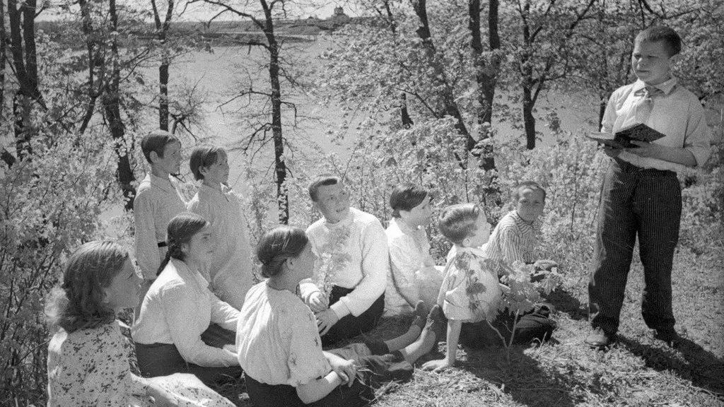 Пионеры — члены литературного кружка читают стихи Михаила Лермонтова на берегу пруда, 1941 год. Фото: МАММ/МДФ/russiainphoto.ru