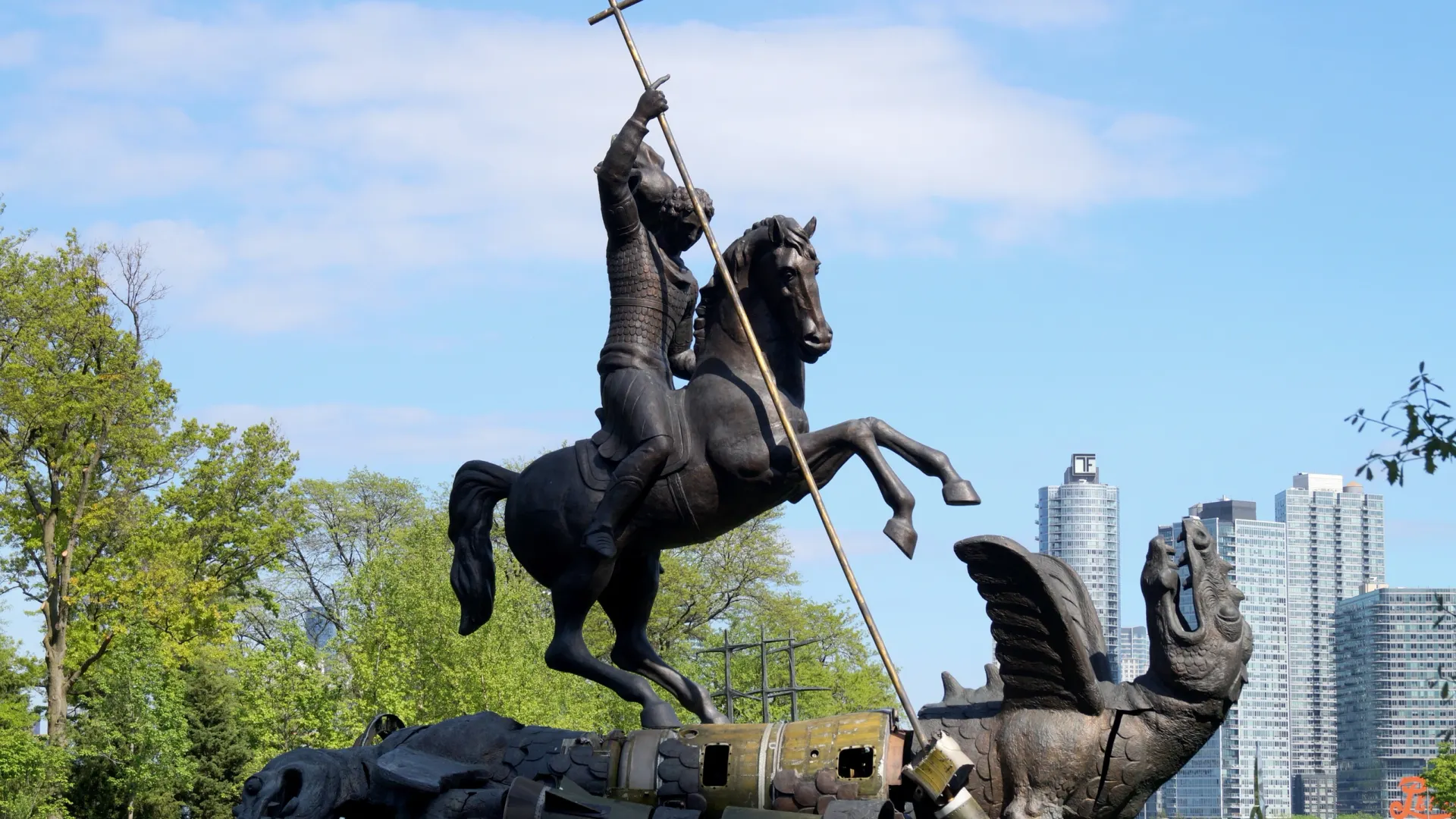 Скульптура Зураба Церетели «Добро побеждает зло» в Нью-Йорке. Фото: ARK NEYMAN/Shutterstock/Fotodom