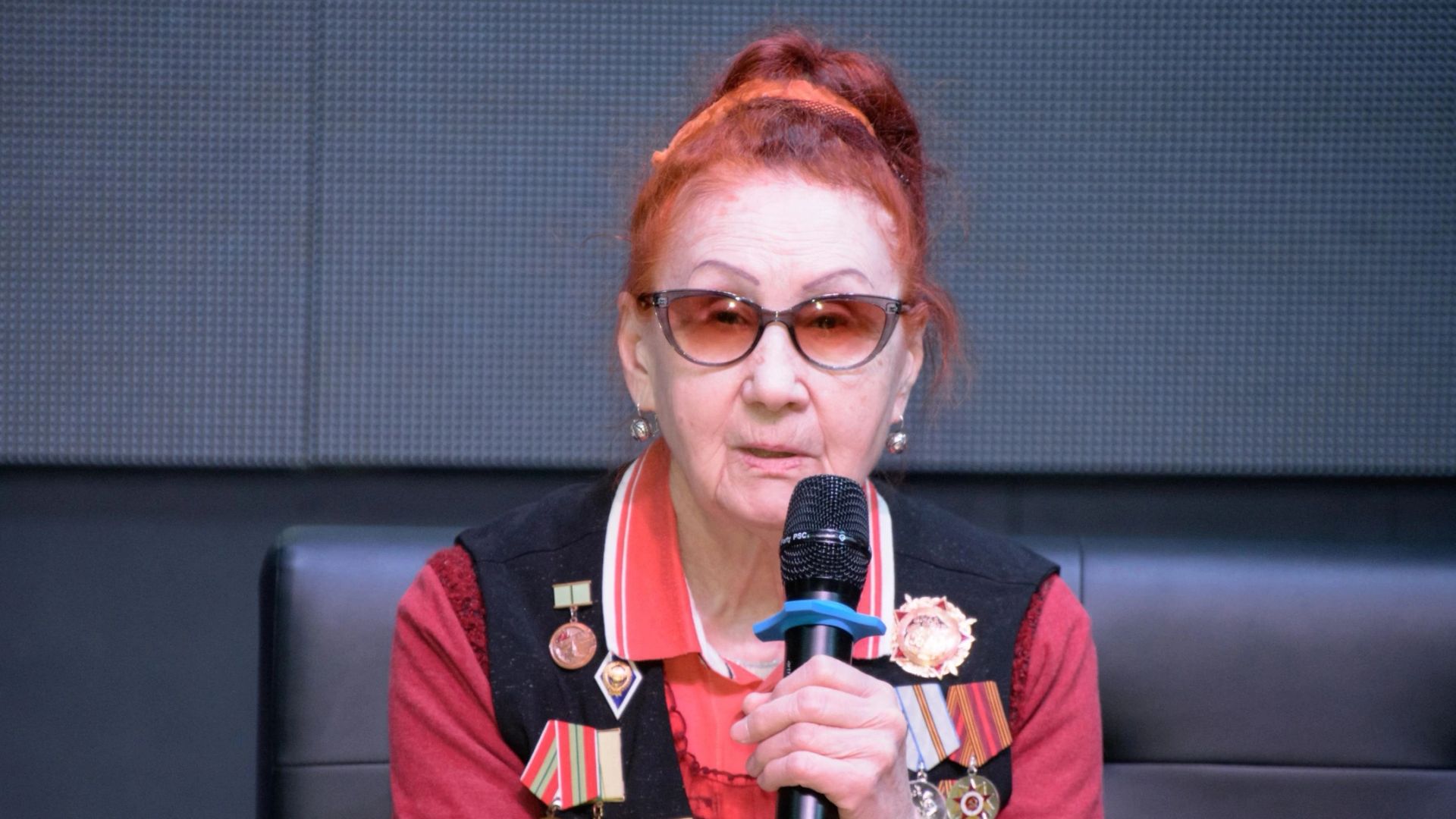 Глава Ноябрьска поздравил с 85-летним юбилеем жительницу блокадного Ленинграда