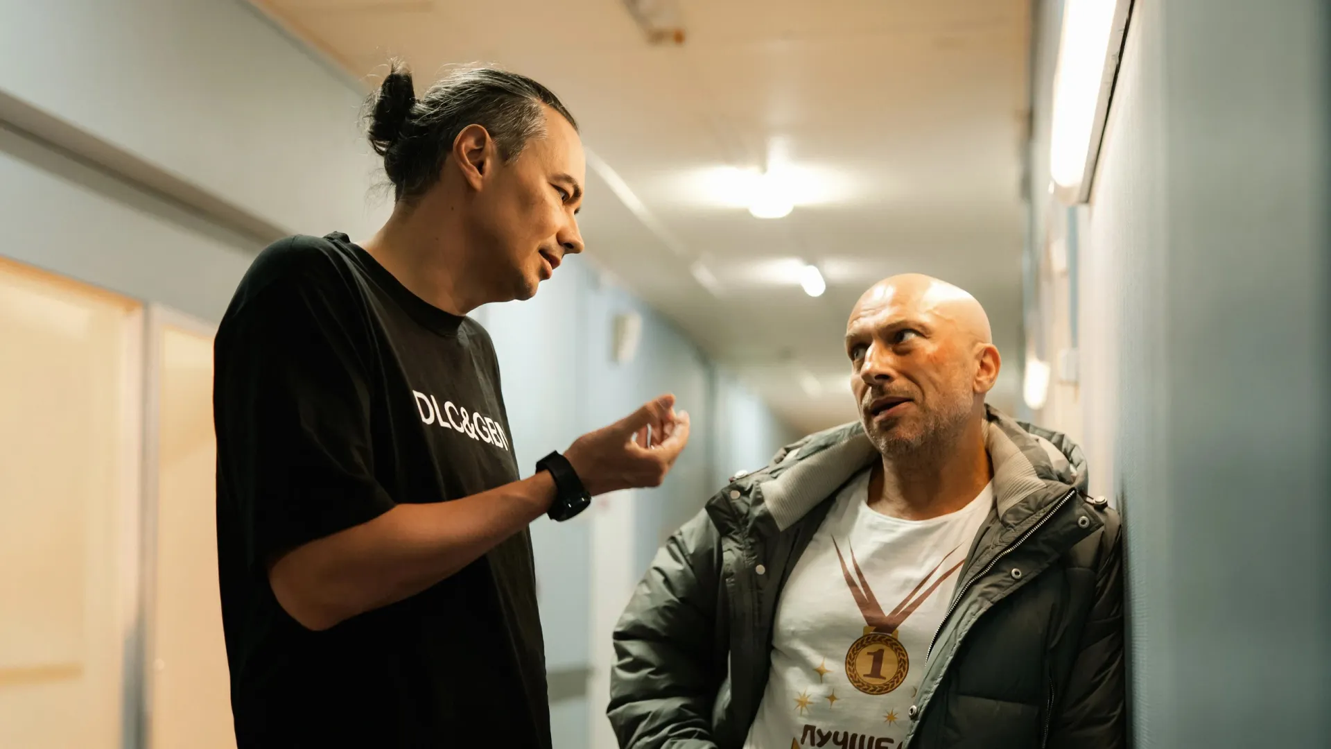 Жора Крыжовников и Дмитрий Нагиев на съемках сериала «Санкционер». Фото: Телеканал СТС/«Тумач Продакшн»/kinopoisk.ru