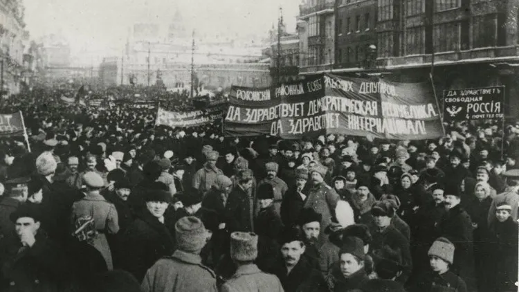 Демонстрация у гостиницы «Метрополь», г. Москва. Дата съемки: 12 марта 1917 г. Фото: МАММ/МДФ/russiainphoto.ru