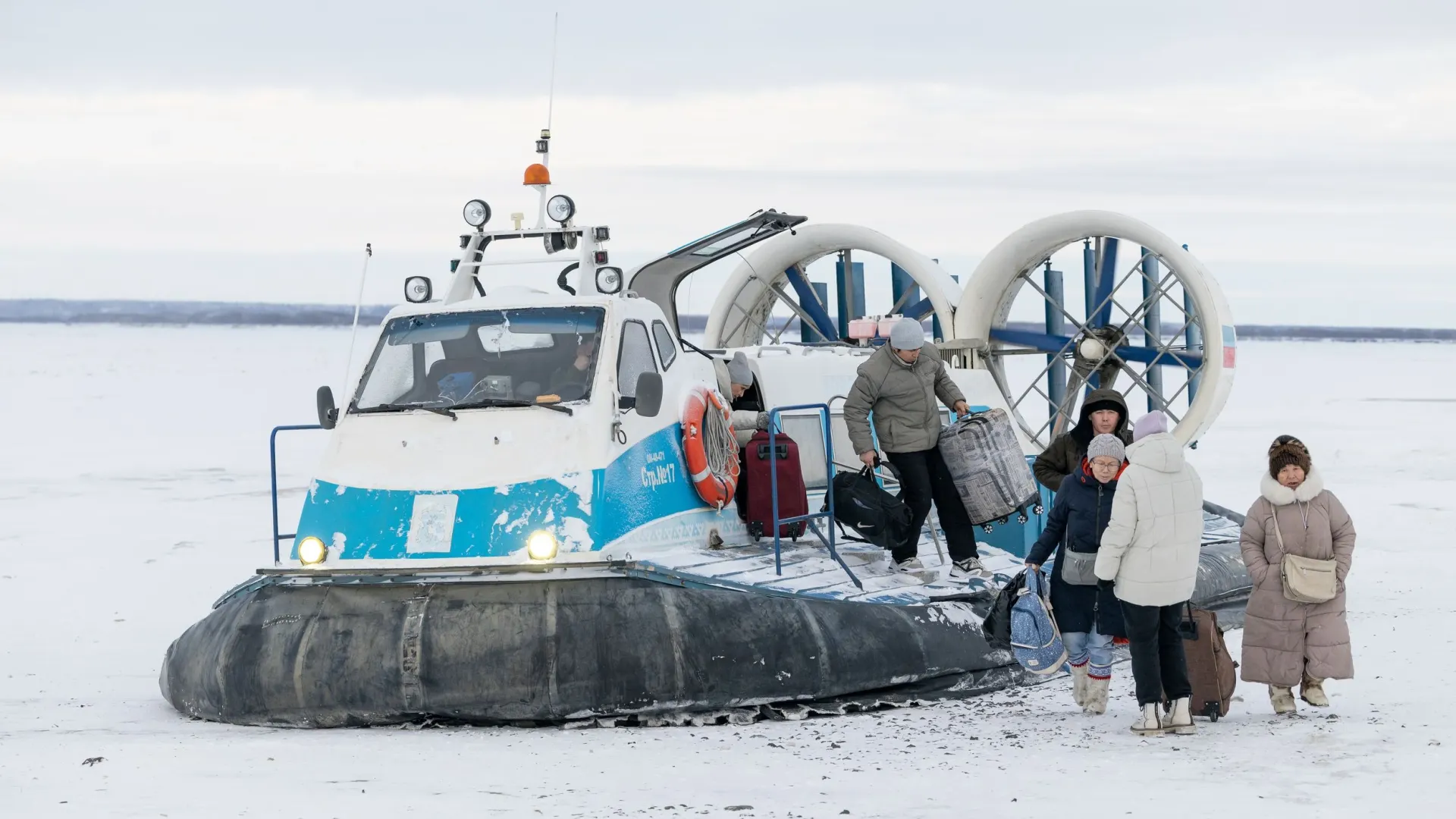 Каждая «подушка» вмещает более 20 пассажиров. Фото: Фёдор Воронов / «Ямал-Медиа»