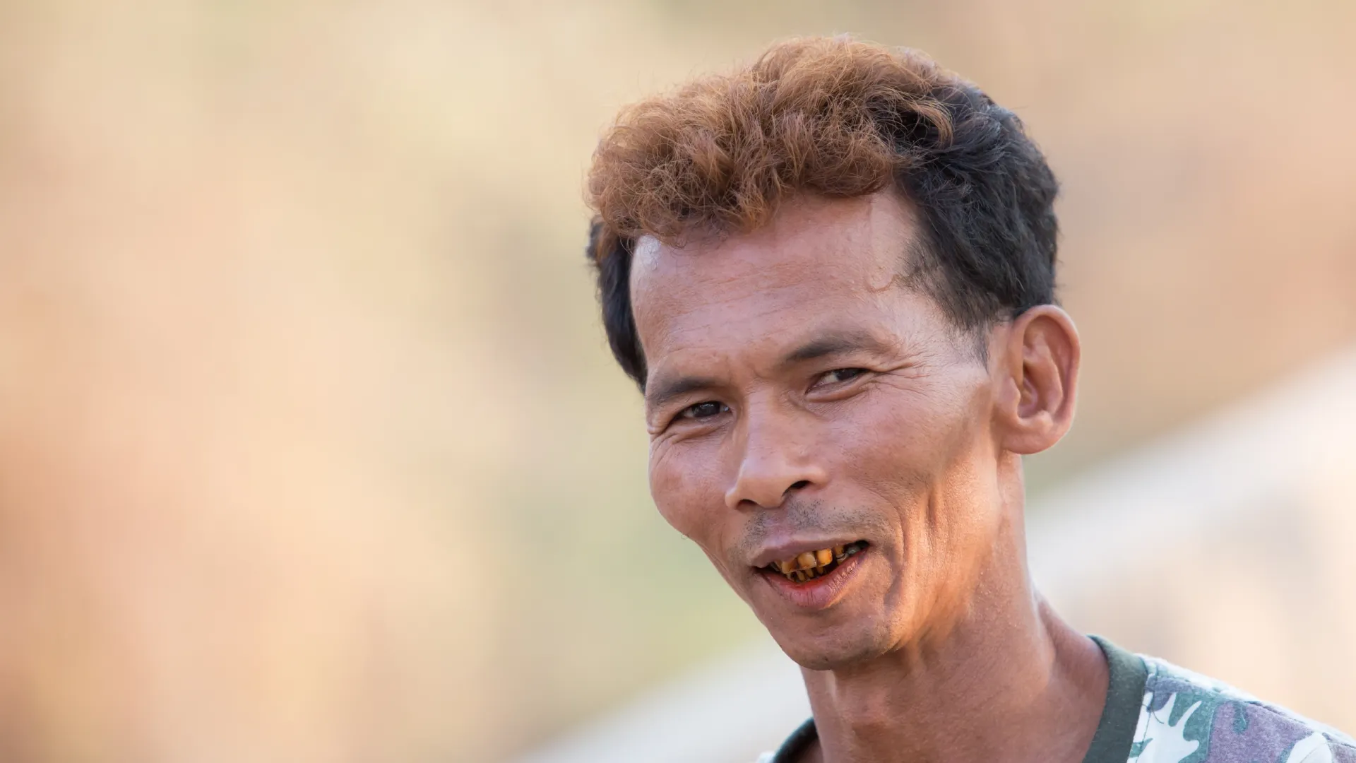 Мужчина, переехавший из Мьянмы в Таиланд, жует бетельный орех. Фото: SOMRERK WITTHAYANANT/Shutterstock/Fotodom 