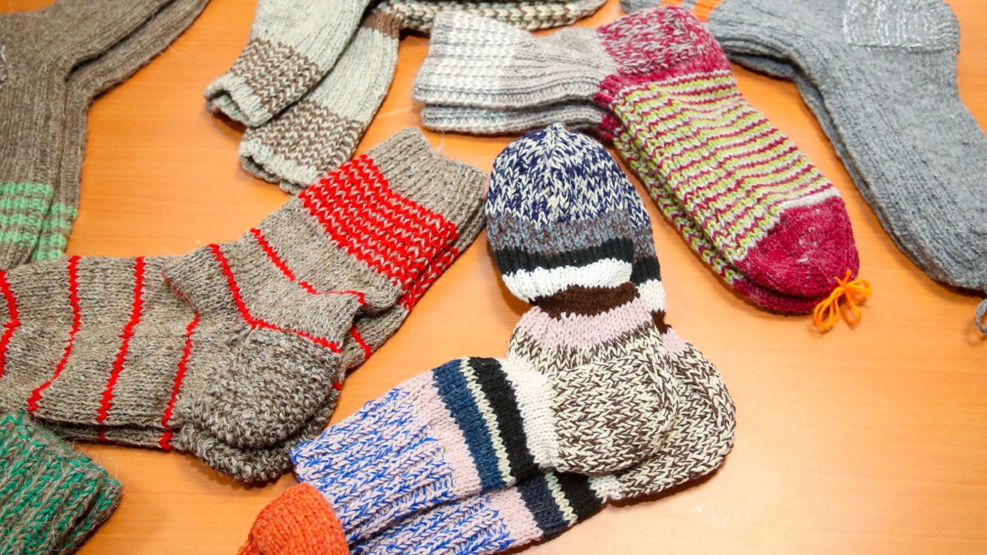 В Надыме мастерицы связали около 100 пар носков для бойцов СВО