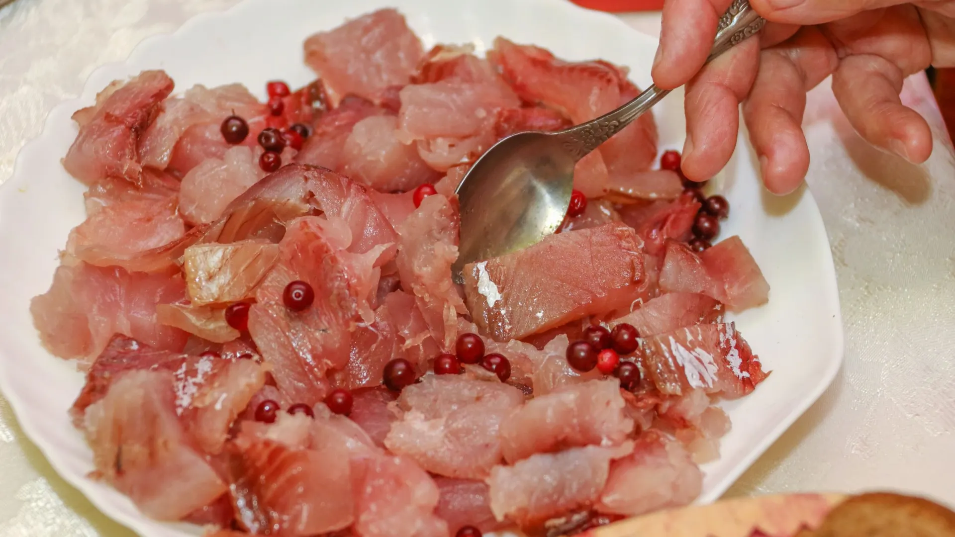 Еще одно самобытное северное блюдо — вяленая рыба с брусникой. Фото: Василий Петров / «Ямал-Медиа»