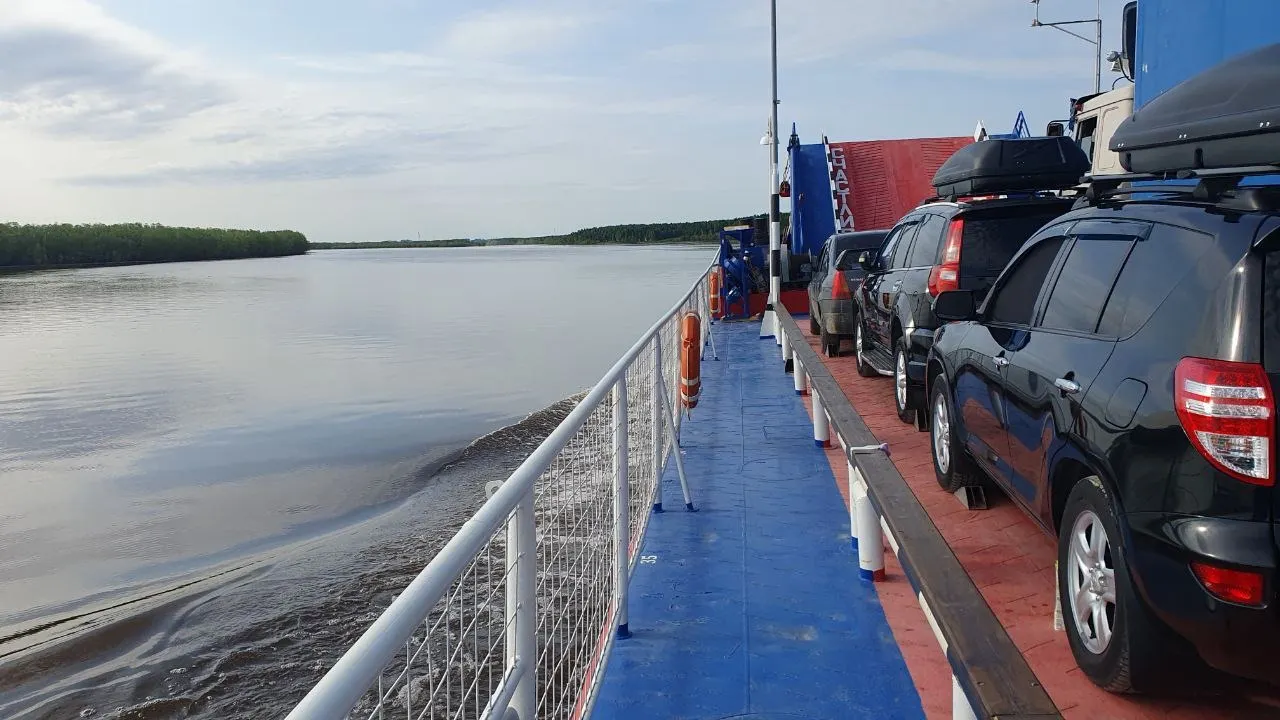 Пассажиры могут полюбоваться живописными видами Оби. Фото: Екатерина Пшенцова / «Ямал-Медиа»