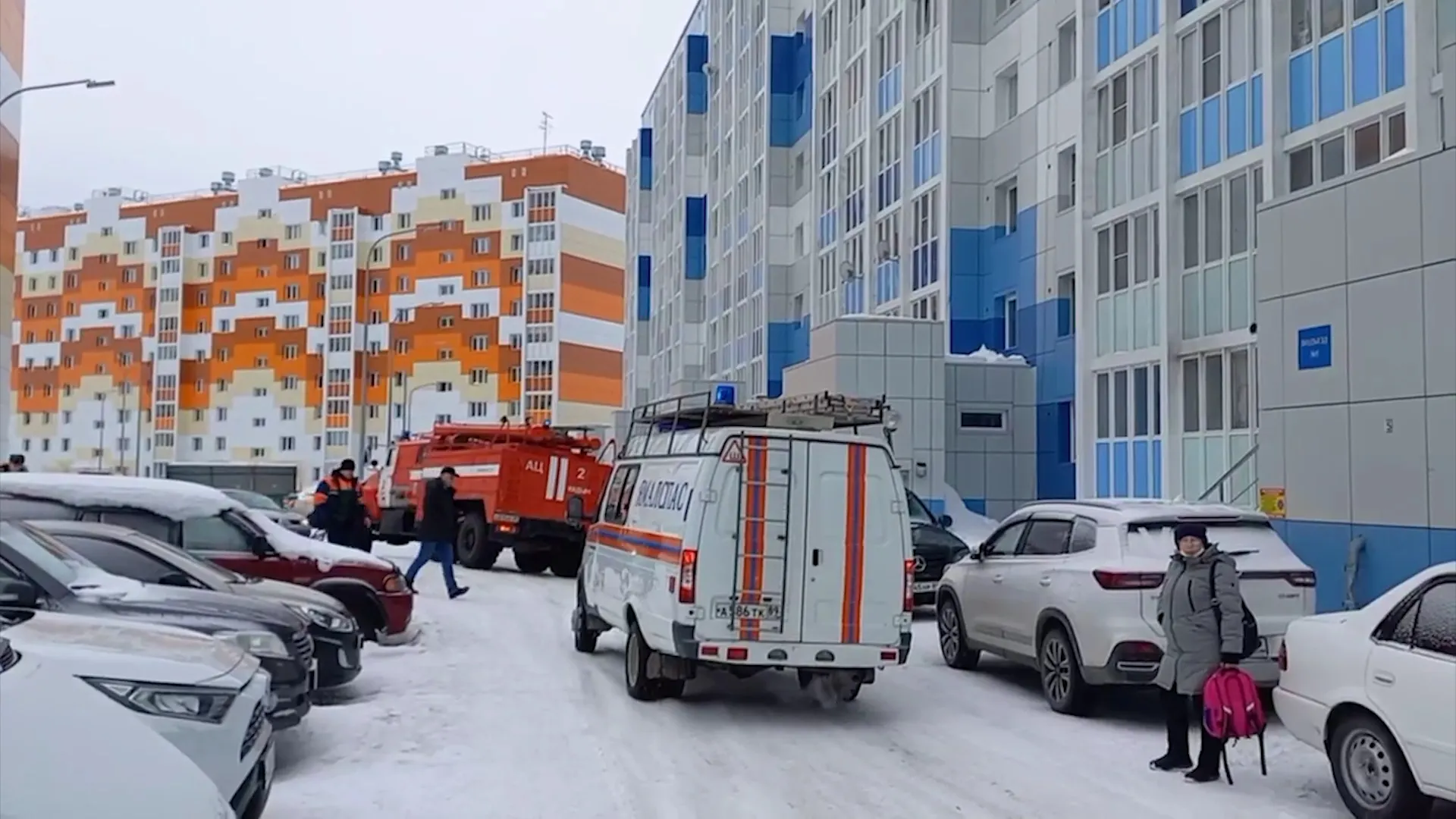 В Надыме девочка чуть не выпала из окна восьмого этажа