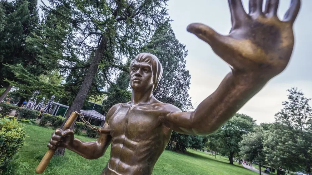 Статуя Брюса Ли в городском парке Мостара. Босния и Герцеговина. Фото: Fotokon/Shutterstock/Fotodom