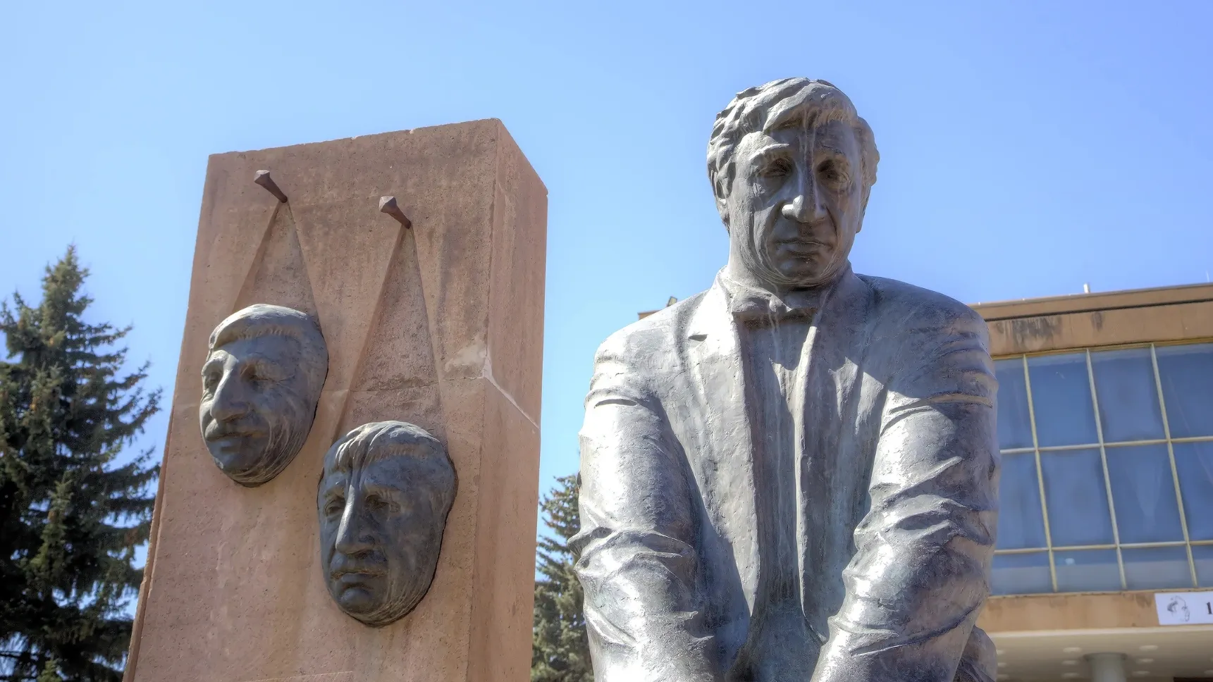 Памятник Фрунзику Мкртчяну в его родном городе Ленинакане (ныне Гюмри). Фото: Ivan Varyukhin/Shutterstock/Fotodom