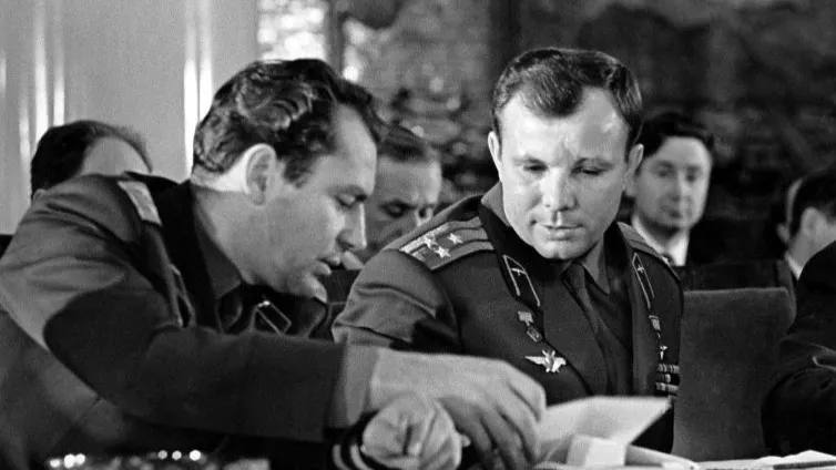 Герман Титов и Юрий Гагарин на пресс-конференции в МГУ, посвященной полету многоместного космического корабля «Восход».  21 октября 1964 г. Фото: Евгений Умнов/МАММ/МДФ/russiainphoto.ru