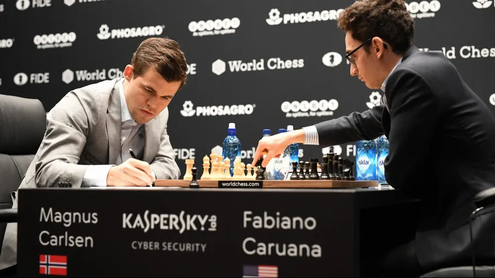 Магнус Карлсен соревнуется с Фабиано Каруаной в матче за звание чемпиона мира по шахматам. Лондон. 2018 год. Фото: B. Lenoir/Shutterstock/Fotodom