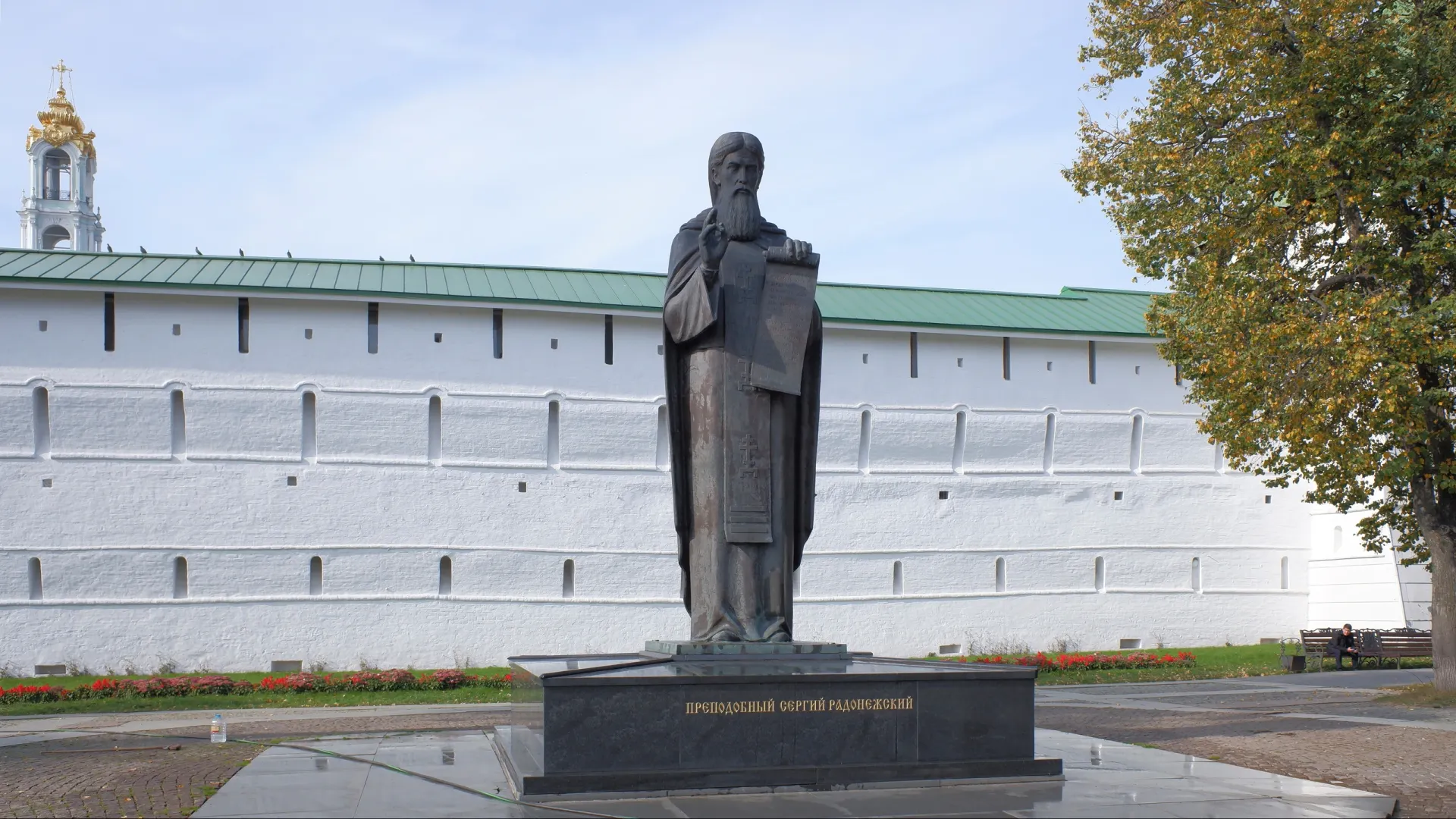 Статуя преподобного Сергия Радонежского у стены Троице-Сергиевой лавры. Фото: smith371/Shutterstock/Fotodom