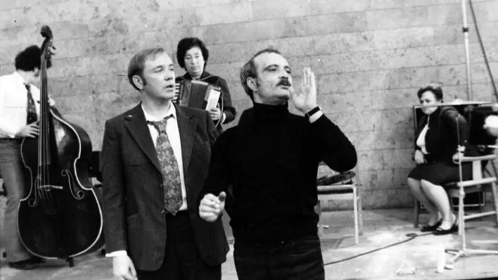 Режиссер Георгий Данелия (справа) и Леонид Куравлев на съемках фильма «Афоня». Фото: Игорь Гневашев/МАММ/МДФ/russiainphoto.ru