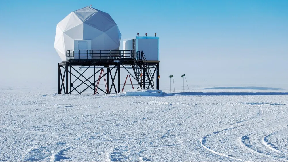 Вид спутниковой антенны со станции Амундсена-Скотта на Южном полюсе, Антарктида. Фото: Mesa Studios/Shutterstock/Fotodom