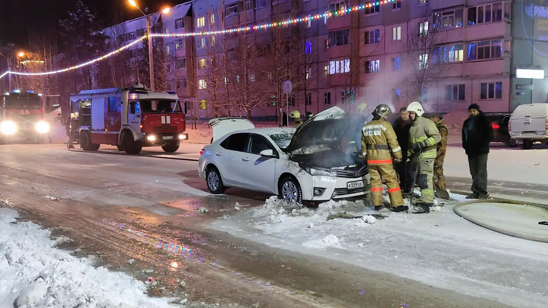 В Ноябрьске автомобиль загорелся на пешеходном переходе