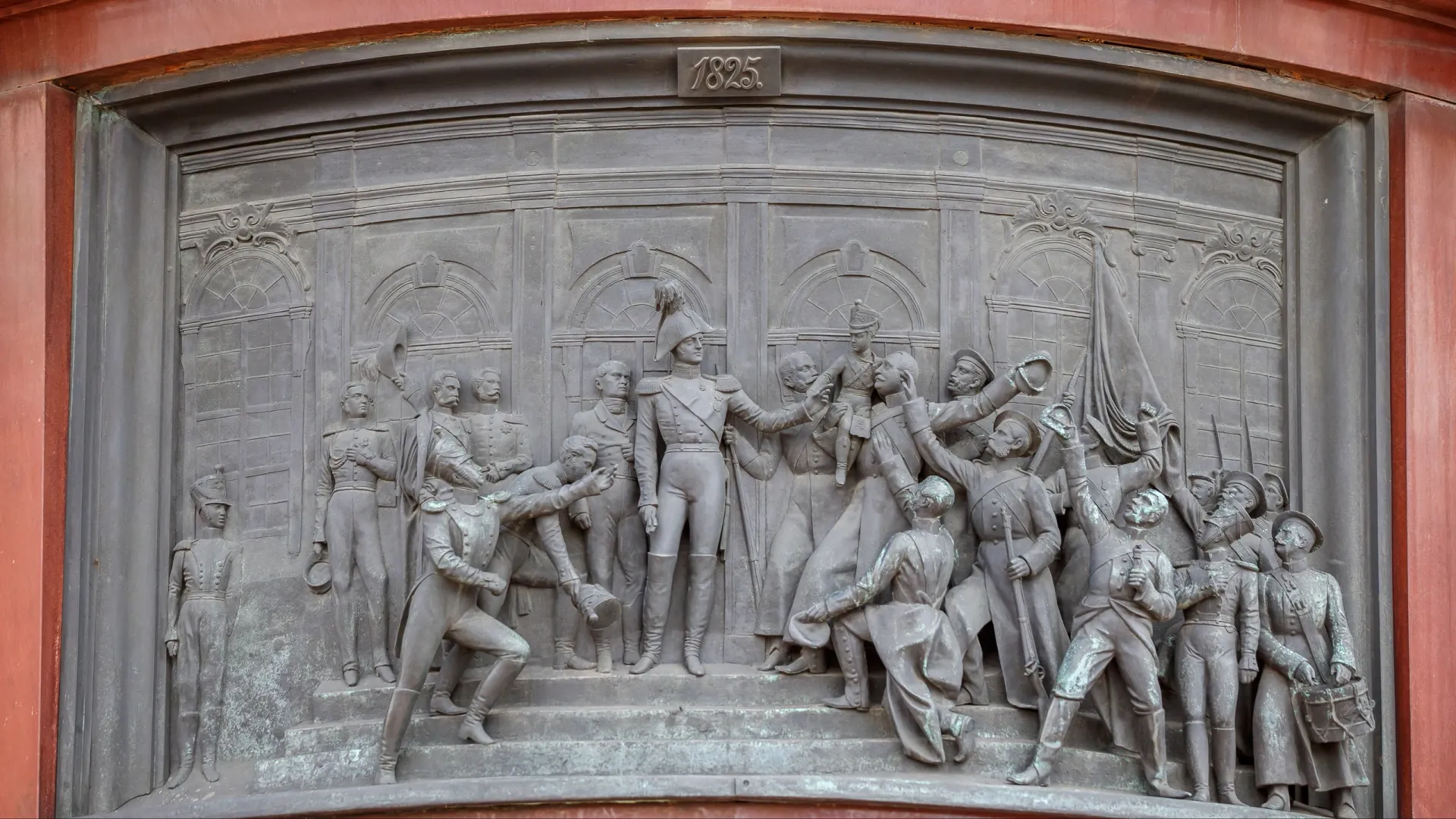 Барельеф «Восстание декабристов 1825 года» на памятнике Николаю I в Санкт-Петербурге. Фото: Roman Sibiryakov/Shutterstock/Fotodom