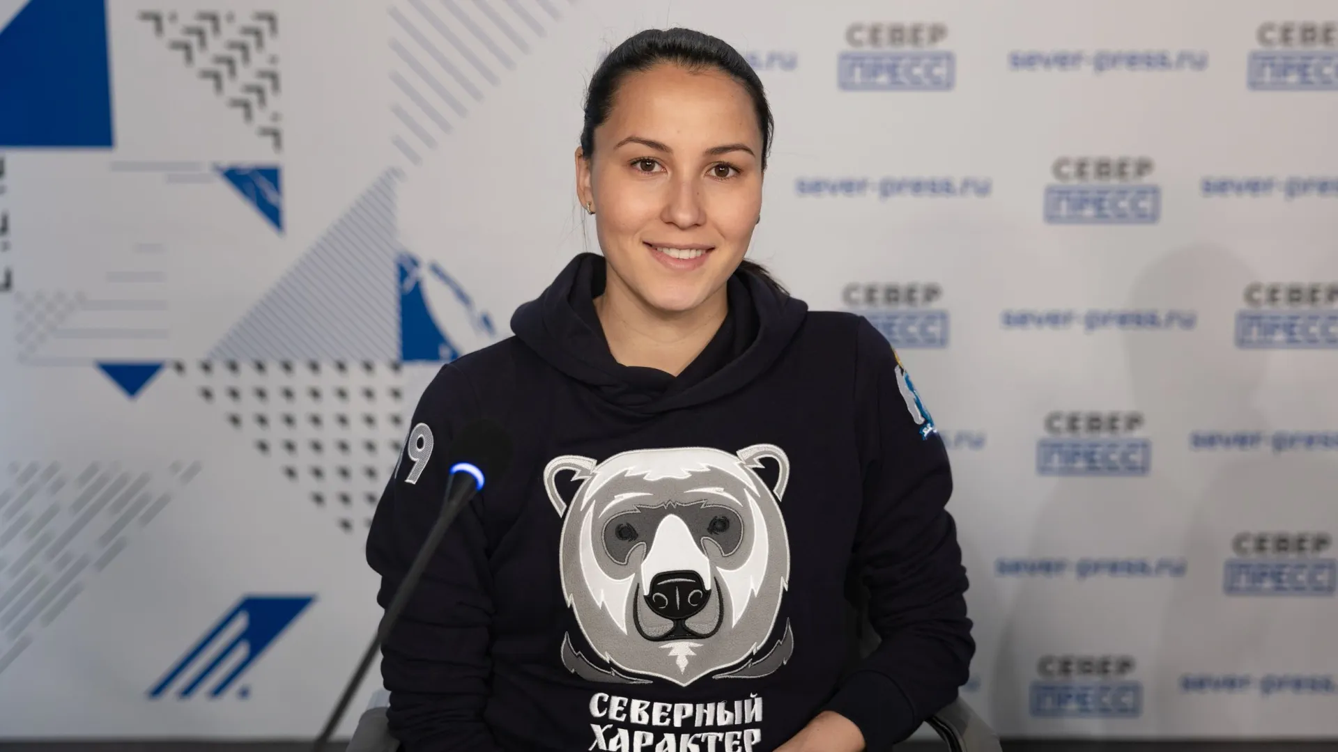 Гульназ Губайдуллина на встрече в агентстве «Север-Пресс». Фото: Сергей Зубков/«Ямал-Медиа»