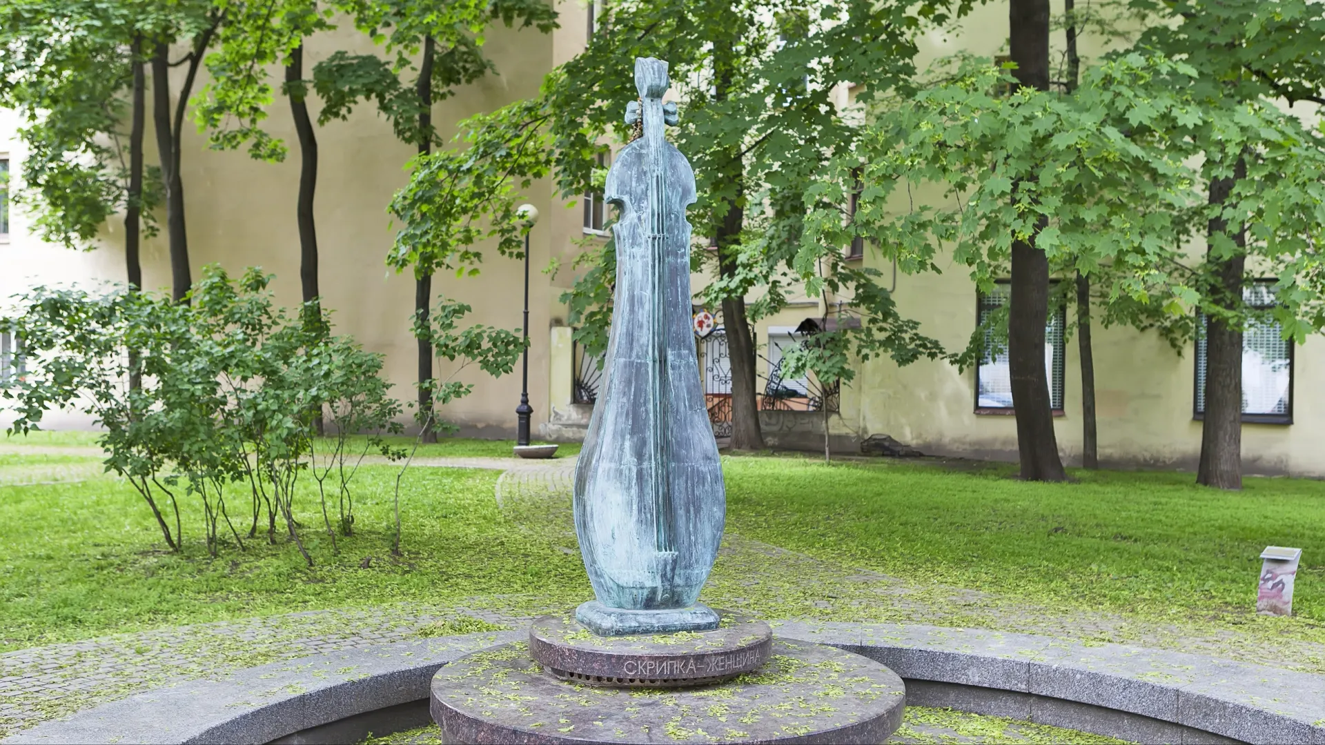 Муза композитора/женщина-скрипачка — символ музыкального вдохновения: скульптура в сквере Андрея Петрова в Санкт-Петербурге. Фото: Sergei Afanasev/Shutterstock/Fotodom