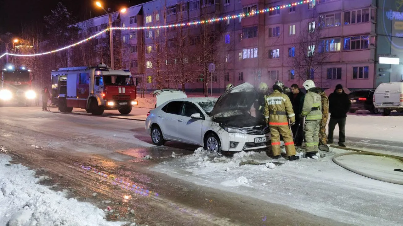 В Ноябрьске на проезжей части вспыхнула иномарка