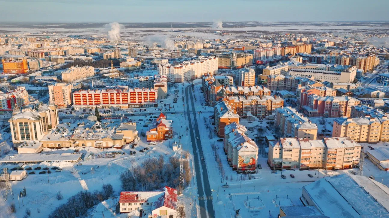 В центре кадра — самая длинная салехардская улица Республики. Фото: Андрей Ткачев/АНО «Ямал-Медиа»