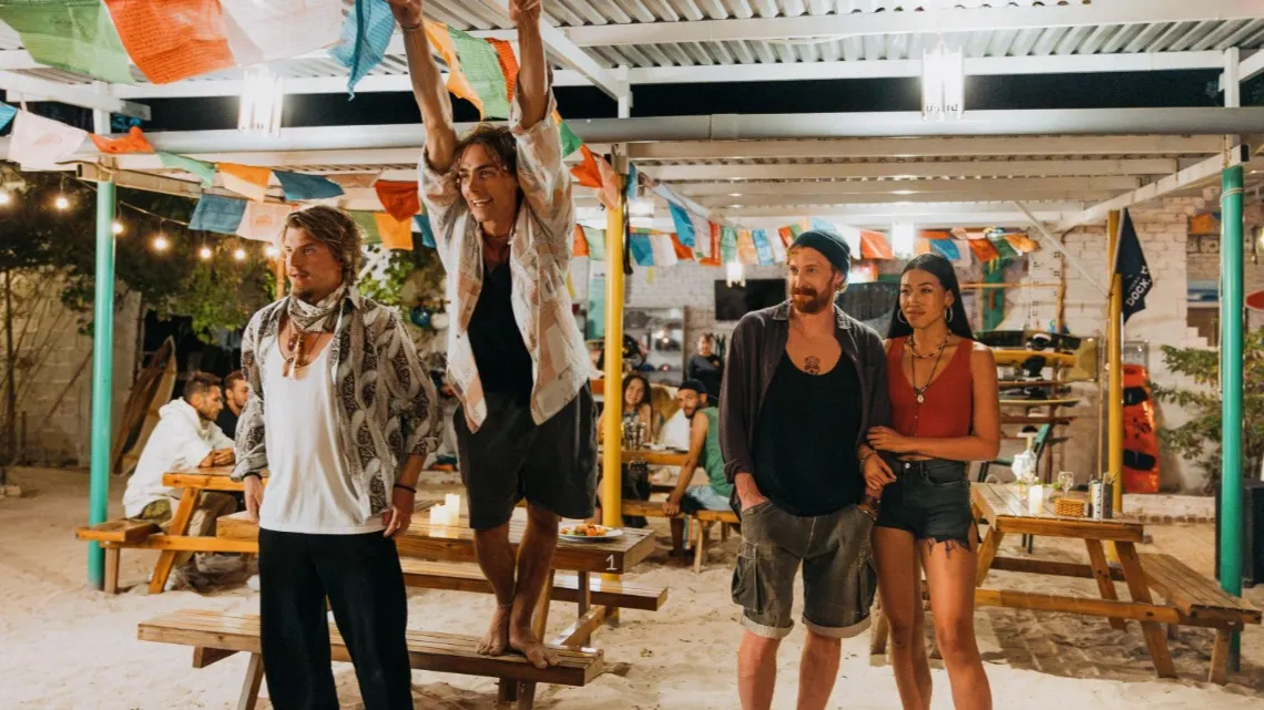 Кадр со съемок сериала «Высокий сезон». Фото: Chanh Phuong Phim/IDI METRA ENTERPRISE/Lazy Sunday/Media Distribution Company/kinopoisk.ru