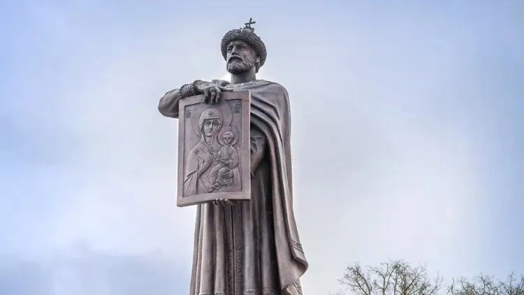 Памятник Владимиру Мономаху в Смоленске. Фото: Baturina Yuliya/Shutterstock/Fotodom