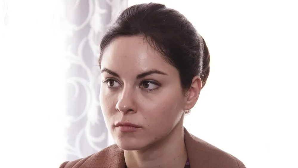 Марина Коняшкина в сериале «Карина Красная». Фото: Кинокомпания «Русское»/imdb.com