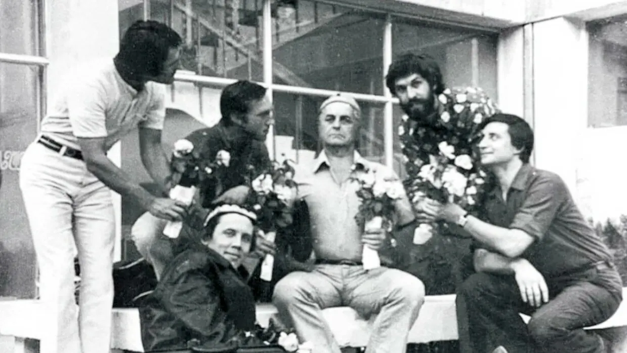 Режиссер Юрий Любимов и артисты театра на Таганке во внутреннем дворе ДК «Фархад». Навои, Узбекская СССР, 11 — 23 сентября 1973 года. Фото: Анатолий Васильев/fondlubimova.ru