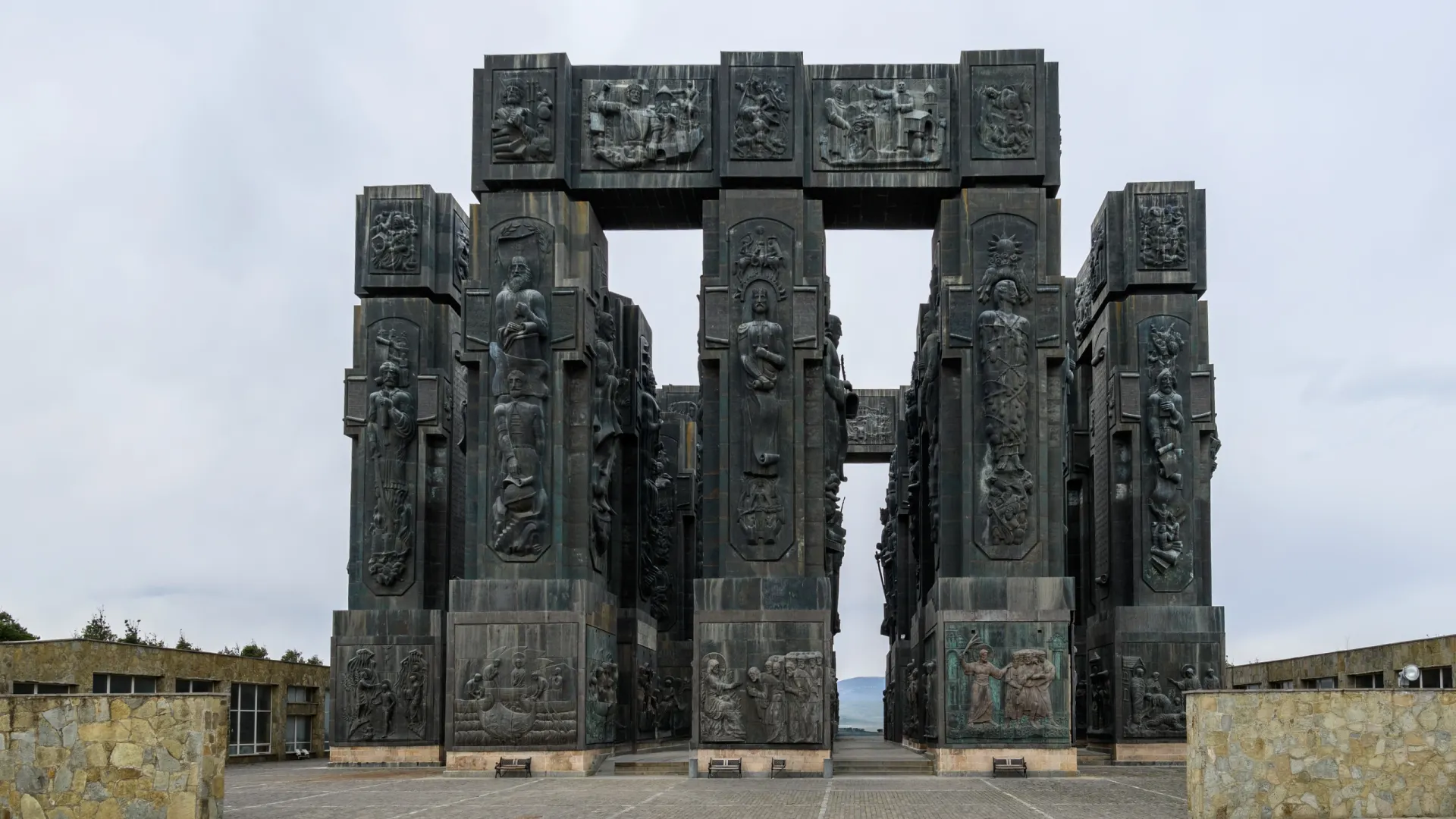 Памятник «Летопись Грузии» скульптора Зураба Церетели на холме Кини у Тбилисского моря в Тбилиси. Фото: Mirko Kuzmanovic/Shutterstock/Fotodom