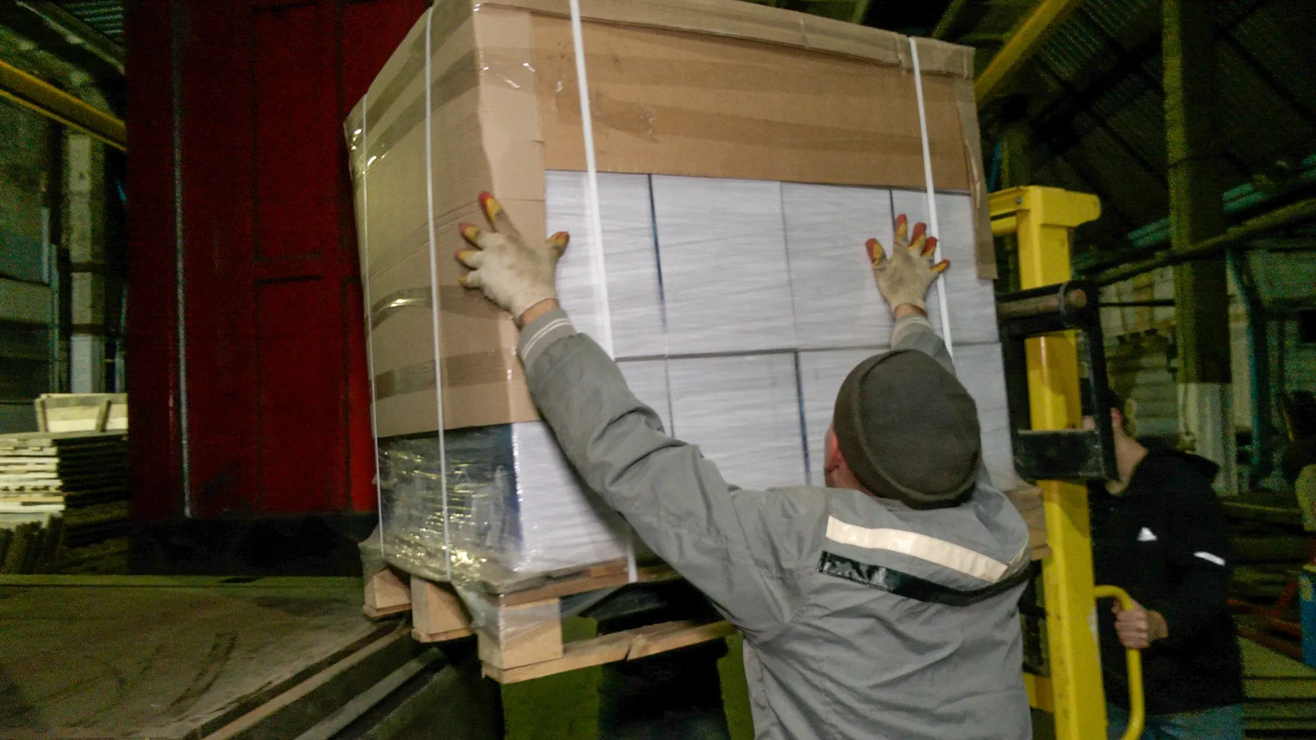 Жители Лабытнанги поздравили бойцов на передовой отправкой гумпомощи