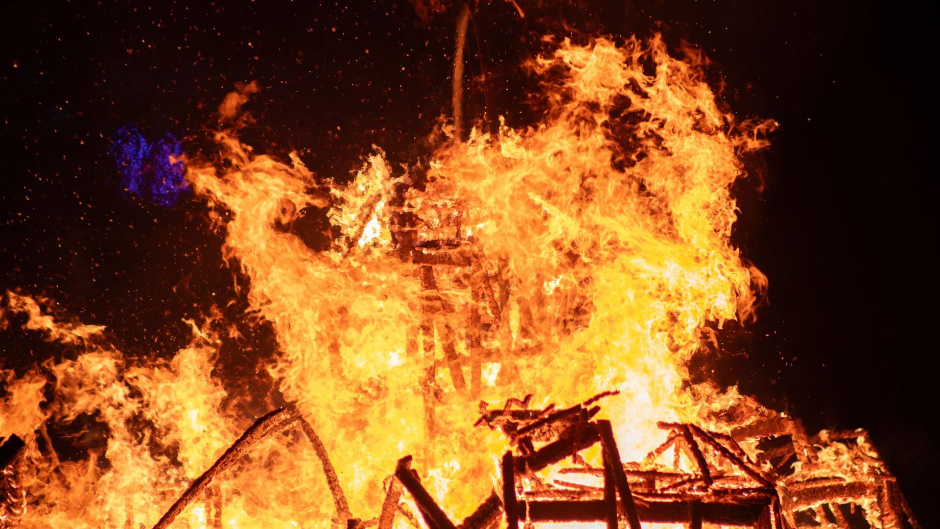 В промышленной зоне Ельца возник пожар после падение беспилотника ВСУ