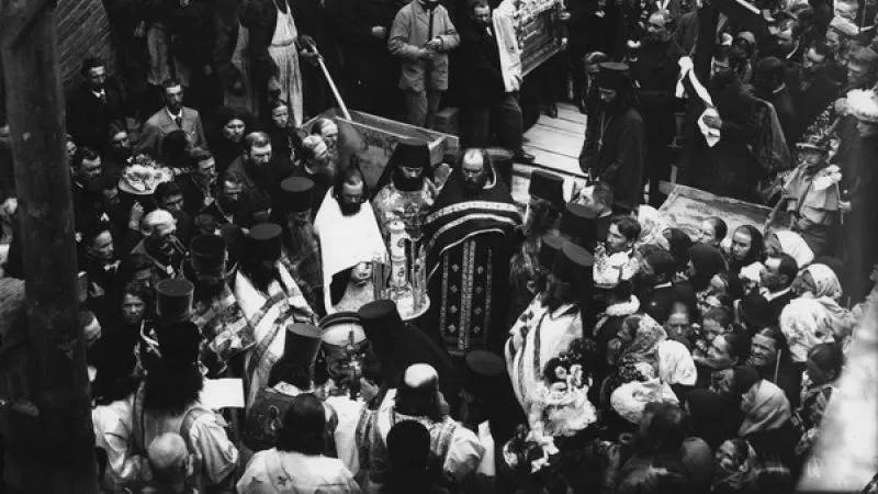 Протоиерей Иоанн Кронштадтский среди прихожан на закладке церкви в Никифоровской пустыни, 1900 год. Фото: Центральный государственный архив кинофотофонодокументов Санкт-Петербурга/russiainphoto.ru