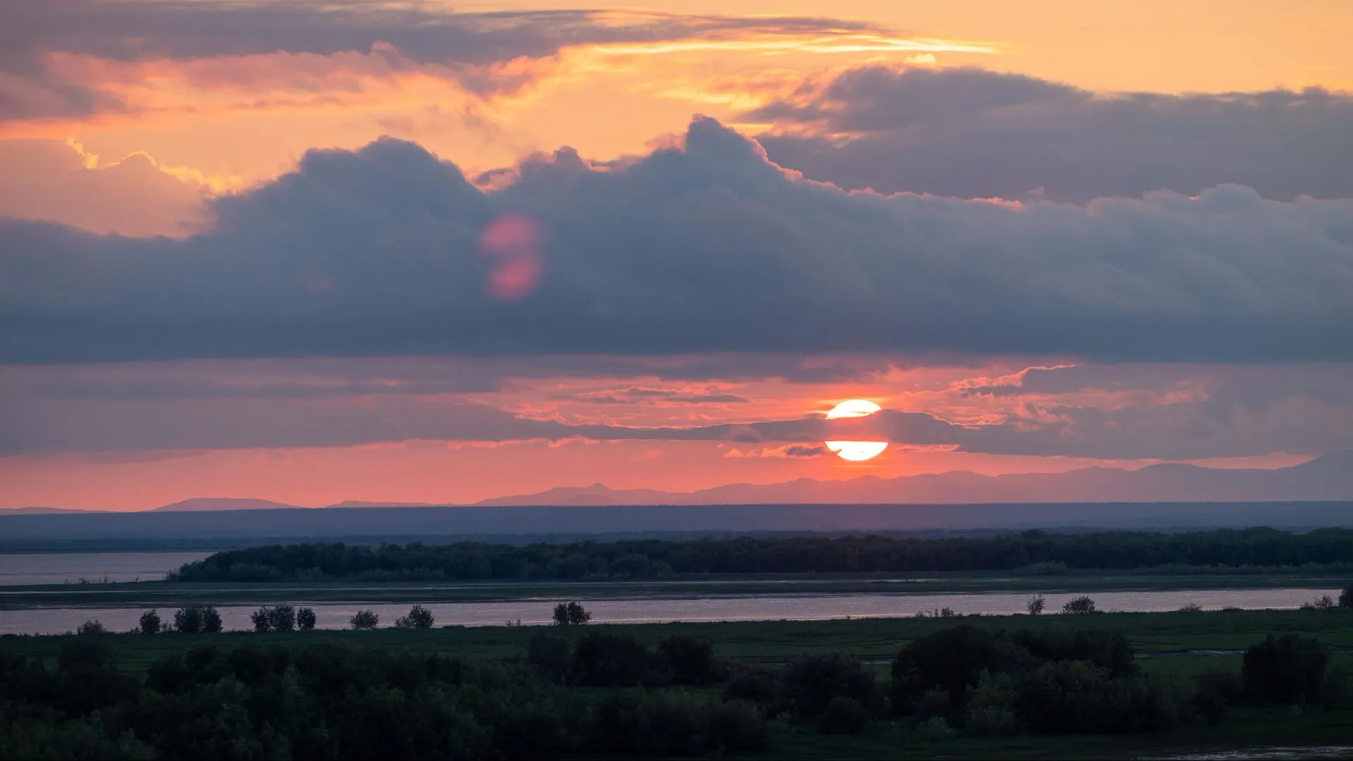 Красный закат 11 октября предвещает ветер. Фото: Фёдор Воронов / «Ямал-Медиа»
