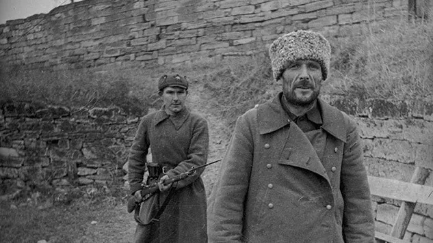 Красноармеец конвоирует бывшего бургомистра Феодосии Василия Софроновича Грузинова. Фото: Евгений Халдей/МАММ/МДФ/russiainphoto.ru