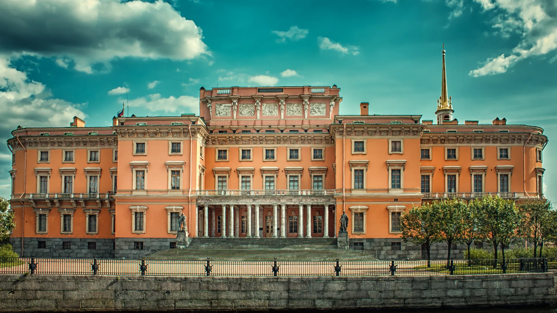 Михайловский замок в Санкт-Петербурге, получивший в честь училища второе название Инженерный, где с 1823 располагалось Главное инженерное училище. Фото: Andrew Vasiliev/Shutterstock/Fotodom