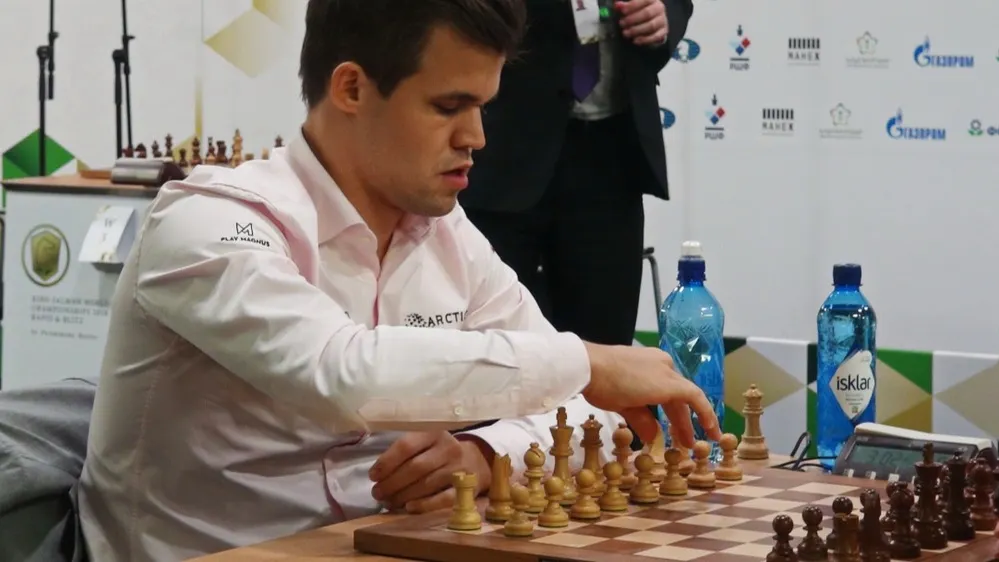 Магнус Карлсен во время партии на чемпионате мира по блицу и рапиду имени короля Салмана 2018 года. Санкт-Петербург. Фото: Alexander Gafarro/Shutterstock/Fotodom