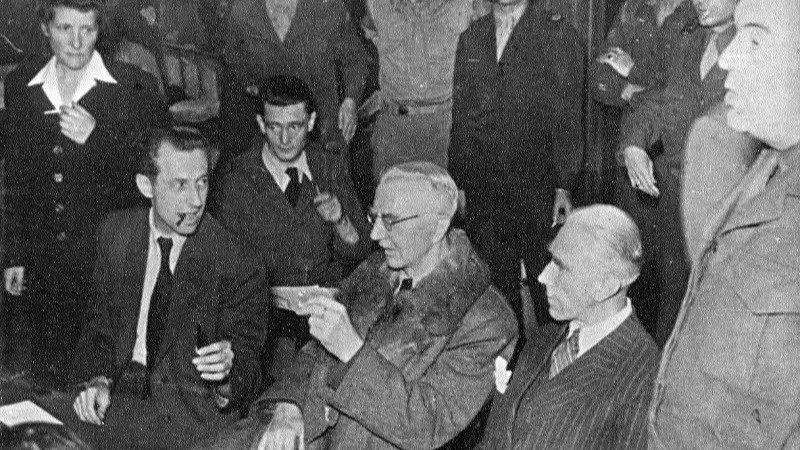 Ялмар Шахт и Франц фон Папен дают первую пресс-конференцию после оправдания на Нюрнбергском процессе. Фото: Виктор Темин/МАММ/МДФ/russiainphoto.ru