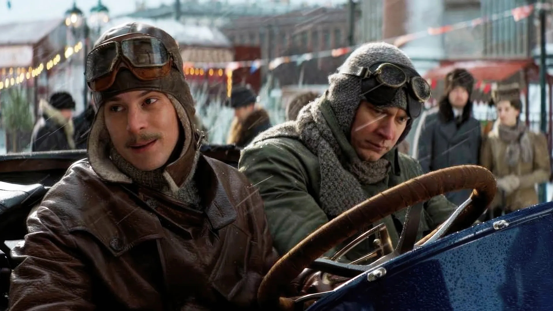 Иван Янковский и Юра Борисов на съемках фильма «Битва моторов». Фото: «Централ Партнершип»/«Кинослово»/kinopoisk.ru