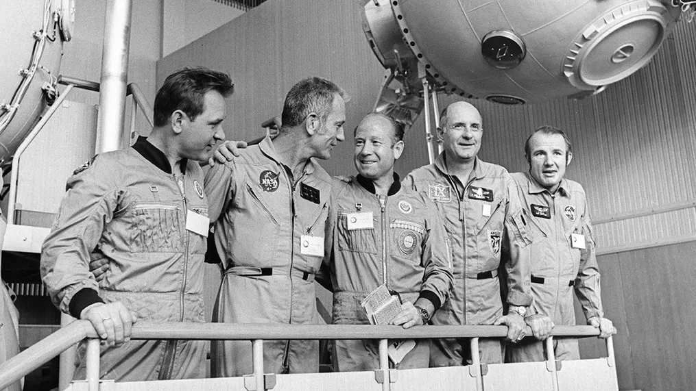 Экипаж «Союз — Аполлон» на тренажере в Звездном Городке. Алексей Леонов (в центре) и Валерий Кубасов (первый слева) с американскими астронавтами (слева направо): Дональдом Слейтоном, Томасом Стаффордом и Вэнсом Брандом. Фото: МАММ/МДФ/russiainphoto.ru