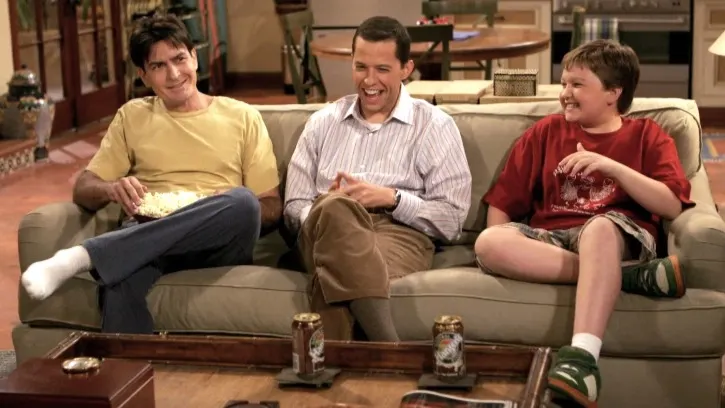 Кадр из трейлера сериала «Два с половиной человека»/Chuck Lorre Productions/The Tannenbaum Company/Warner Bros. Television/kinopoisk.ru