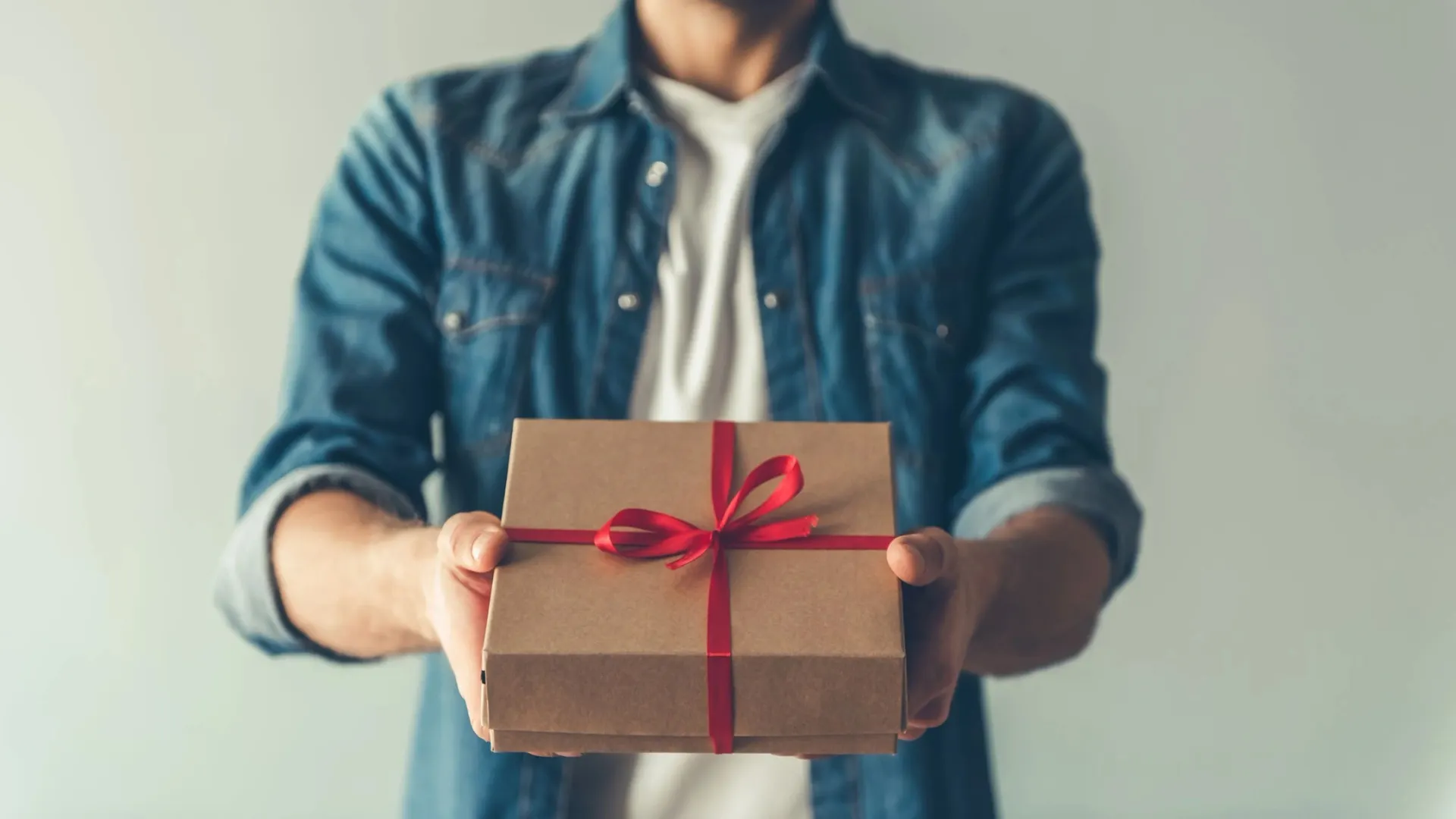 Подарок в руках. Подарок " мужчине". Человек дарит подарок. Мужчина с подарком в руках. Человек с подарком.