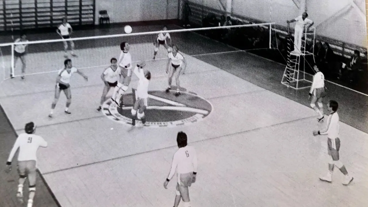 Спортивный зал АТБ-3  треста «Уренгойгазстрой». Первенство города, 1985 год. Фото: личный архив Марины Михайловой